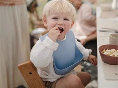 Mushie powder blue hagesmæk silikone